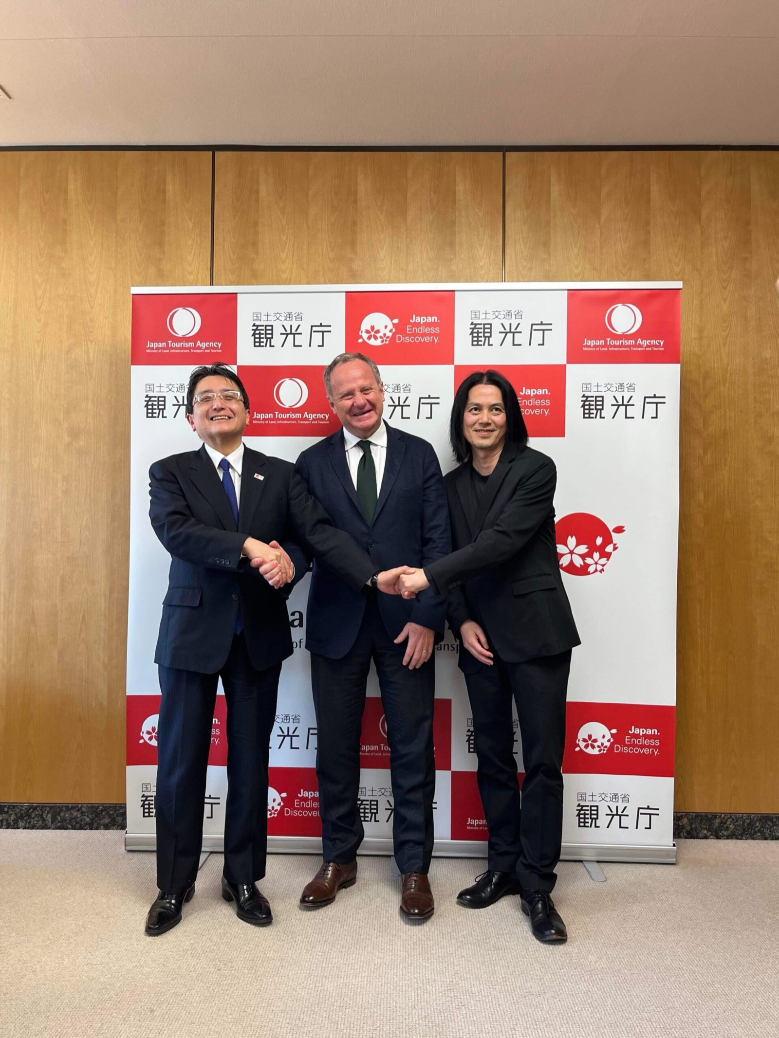Saffron Brand Consultantsの共同創業者CEOのジェイコブ・ベンブナン氏​​が観光庁長官の高橋一郎氏を表敬訪問
