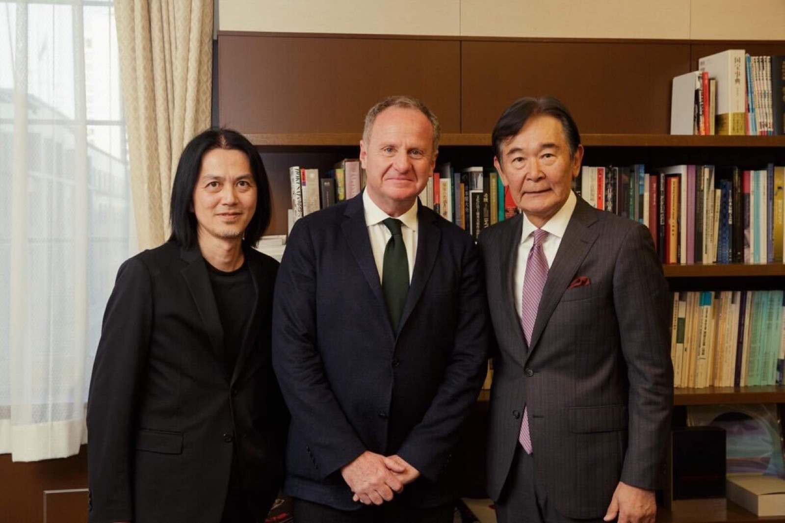 Saffron Brand Consultantsの共同創業者CEOのジェイコブ・ベンブナン​​氏が文化庁長官の都倉俊一氏を訪問し、日本の文化資源の世界展開について対談